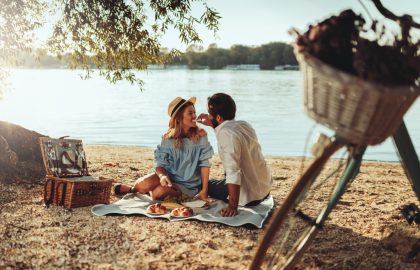 date-ideas-for-couples-picnic-in-the-park