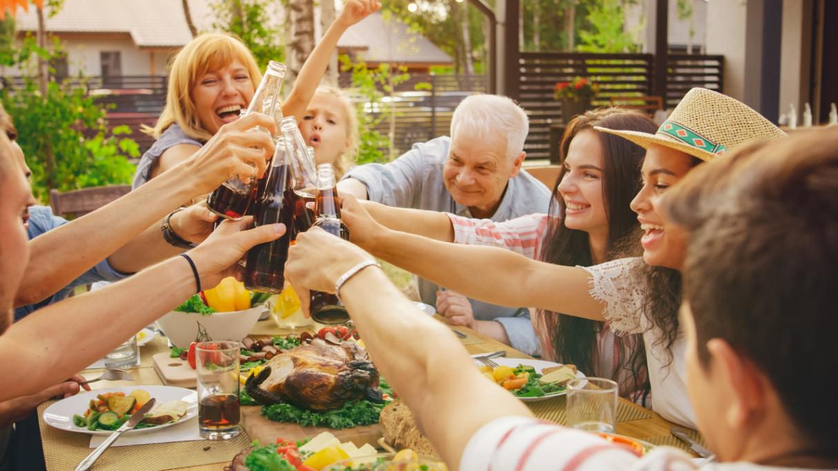 40 Refreshingly Unique Family Reunion Activities